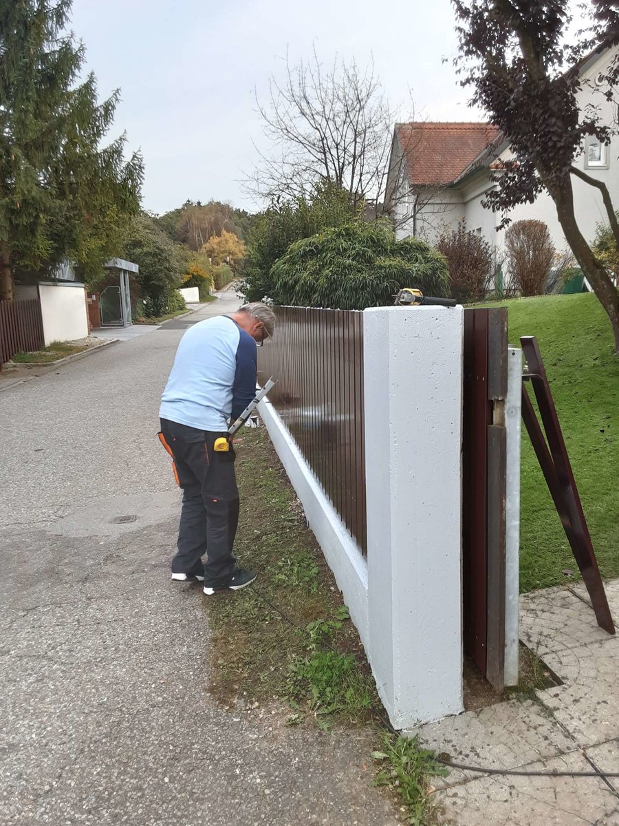 frisch gestrichener Zaun der Firma Haus & Garten