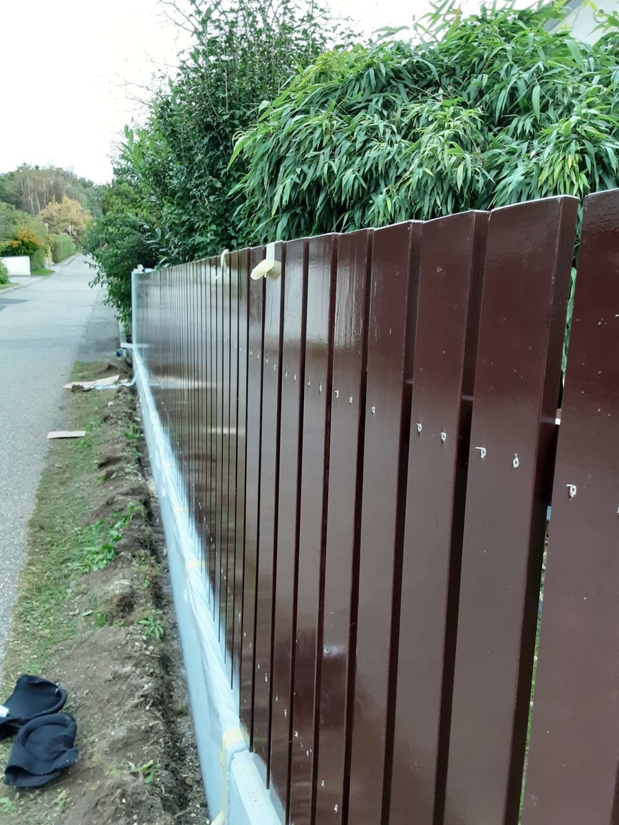 frisch gestrichener Zaun von der Firma Haus & Garten