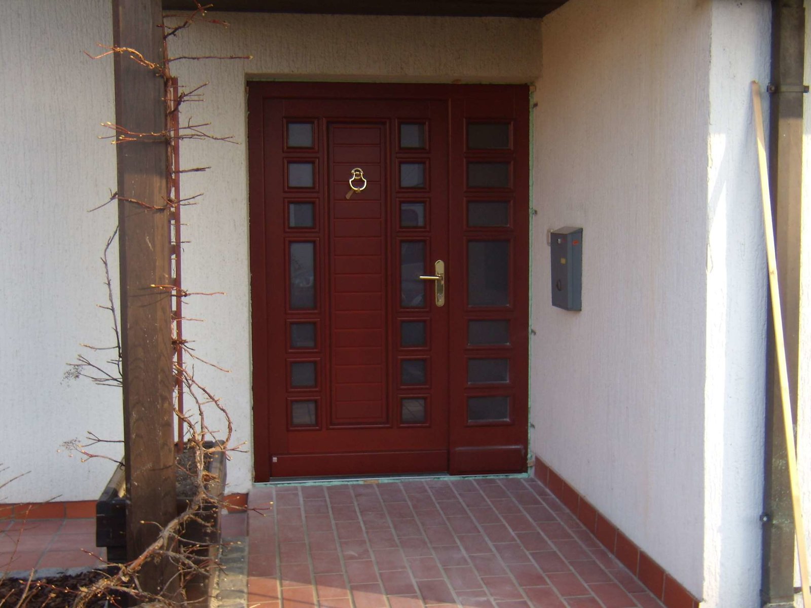 rote Tür der Firma Haus & Garten