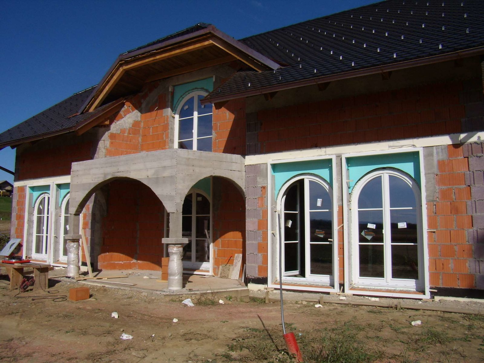 Fenster der Firma Haus & Garten bei Rohbau